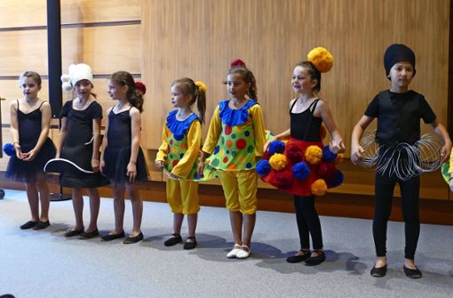 Die Kinder haben sich auch mit dem triadischen Ballet Oskar Schlemmers beschäftigt. Die Kostüme einer Ballet-Aufführung  bei der Vernissage  erinnerten daran. Foto: Mir/jam Beck
