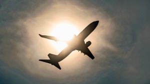 Flugzeugabgase sind besonders klimaschädlich – weshalb Forscher an umweltfreundlicherem Kerosin forschen. Foto: dpa/Federico Gambarini