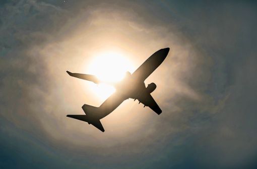 Flugzeugabgase sind besonders klimaschädlich – weshalb Forscher an umweltfreundlicherem Kerosin forschen. Foto: dpa/Federico Gambarini
