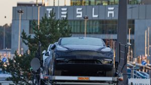 Bei Tesla in Grünheide sind laut dem Unternehmen deutlich weniger als 3000 Arbeitsplätze vom Stellenabbau betroffen. Foto: Jörg Carstensen/dpa