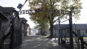 Vor dem Tor des ehemaligen Konzentrationslagers Auschwitz schlachtete eine Gruppe Männer und Frauen eine Ziege. Anschließend entkleideten sie sich. Foto: AP
