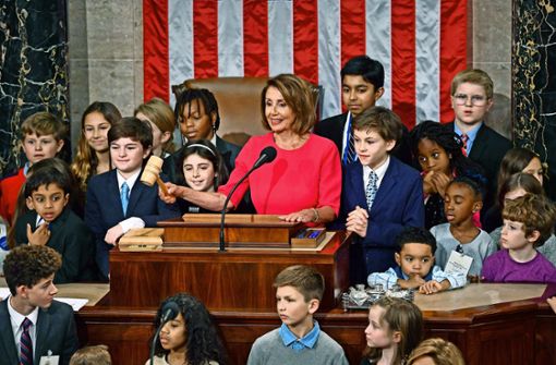 Umrahmt von ihren Enkelkindern und weiteren Abgeordnetenkindern eröffnet Nancy Pelosi als Sprecherin des Repräsentantenhauses die neue Amtsperiode. Foto: AFP