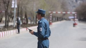 In der afghanischen Hauptstadt Kabul hat es einen Anschlag gegeben – ein Polizist bewacht die Straße. Foto: AP
