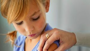 Kinder gelten bei der Grippe als wesentliche Überträger.  Sie geben den Erreger aufgrund ihrer Anfälligkeit und  engen Kontakte  auf viele Menschen weiter. Foto: Adobe Stzock//B. Boissonnet / BSIP