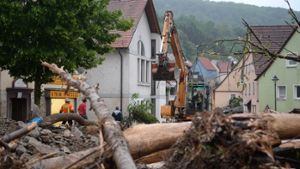 Schutt und Geröll in Braunsbach: Durch heftigen Regen sind zwei kleine Bäche über die Ufer getreten und haben große Schäden verursacht. Foto: dpa