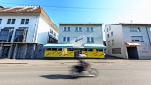 Das Schuhhaus Briem in Bernhausen wird geschlossen. Die benachbarte Bank (links) hat das Grundstück erworben. Foto: Thomas Krämer