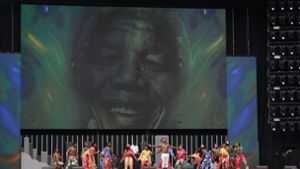 Sänger Usher ist beim Gedenkkonzert für den verstorbenen ehemaligen Präsidenten von Südafrika, Nelson Mandela, in Johannesburg aufgetreten. Foto: Getty Abo