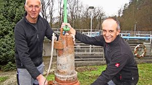 Wenn die Pumpen verstopft sind, müssen Gerd und Klaus Fauser (v. l.) in die Regenrückhaltebecken steigen und unsachgemäß Entsorgtes beseitigen. Foto: Archiv Claudia Barner