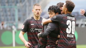 Wataru Endo (Bildmitte) brachte den VfB mit einem Traumtor auf die Siegerstraße in Mönchengladbach. Foto: Pressefoto Baumann