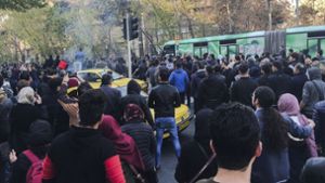 Bei einer Welle politischer Proteste sind im Iran mehr als ein Dutzend Menschen umgekommen, darunter ein Polizist (Foto vom 30.12.2017). Foto: AP
