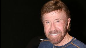 „Corona desinfiziert sich nach Kontakt mit Chuck Norris die Hände“