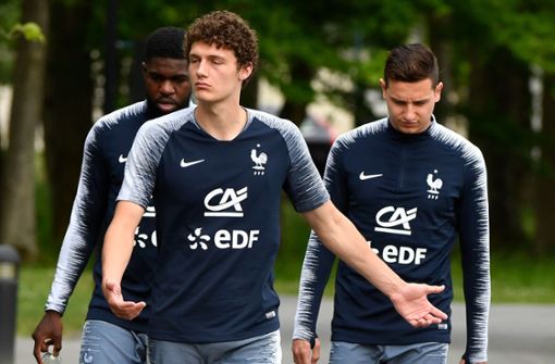 Benjamin Pavard vom VfB Stuttgart (Mitte) bereitet sich derzeit mit der französischen Nationalmannschaft auf die WM 2018 in Russland vor. Foto: AFP
