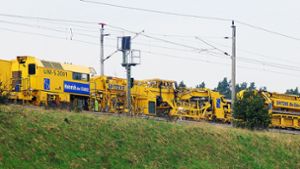 Für einen schnellen und reibungslosen Ablauf der Streckenmodernisierung wird unter anderem eine Gleisumbaumaschine eingesetzt Foto: Deutsche Bahn/Spitzke SE