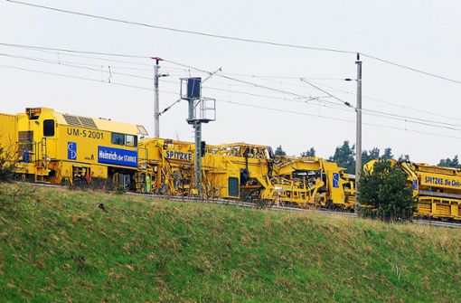 Für einen schnellen und reibungslosen Ablauf der Streckenmodernisierung wird unter anderem eine Gleisumbaumaschine eingesetzt Foto: Deutsche Bahn/Spitzke SE