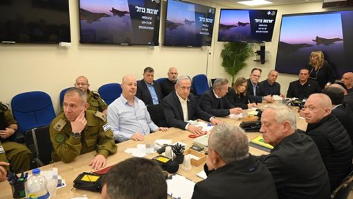 Der israelische Ministerpräsident  Benjamin Netanjahu (M) betont, auf den Angriff des Irans müsse eine kluge Reaktion folgen. Foto: ---/Israels Government Press Office/XinHua/dpa