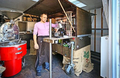 In Anbau seines Hauses röstet Andreas Terschawetz seine Bohnen, seine  mobile Bar parkt nur zu Vorführzwecken dort. Foto: factum/Granville