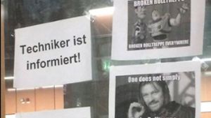 Kleine Plakate mit lustigen Sprüchen an der Haltestelle „Universität“ in Stuttgart sorgen für ein Schmunzeln beim Treppensteigen. Foto: Natalia Weißker