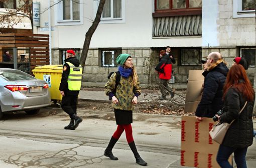 Ana-Maria Popa macht sich mit Trillerpfeife auf dem Weg zu einer Demonstration. Foto: Prugger