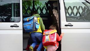 Zu viele Eltern fahren ihre Kinder morgens zur Schule. Foto: dpa/Ralf Hirschberger
