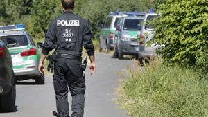 Ein Polizist untersucht nach der Axt-Attacke bei Würzburg den Tatort. Foto: AP