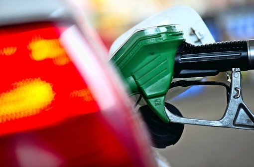 Die sinkenden Diesel- und Benzinpreise sorgen dafür, dass der Absatz von Fahrzeugen mit alternativen Antrieben zurückgeht. Foto: dpa-Zentralbild