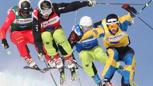 Daniel Bohnacker (Zweiter von links) beim Skicross, dem Duell Mann gegen Mann auf Skiern. Foto: dpa