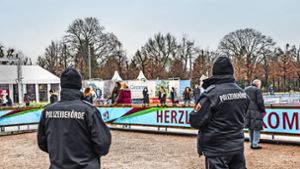Polizisten behalten die  Eisbahn nach der Bedrohung im Blick. Foto: 7aktuell.de/Fabian Geier