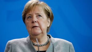 Angela Merkel sagte am Freitag in ihrem wöchentlichen Podcast, sie könne noch keine Stichtage für ein Ende der Anordnungen nennen. Foto: AFP/ODD ANDERSEN