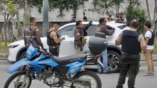 Polizisten inspizieren das Auto, in dem der Staatsanwalt  Suárez ermordet wurde. Foto: AFP/CHRISTIAN VINUEZA