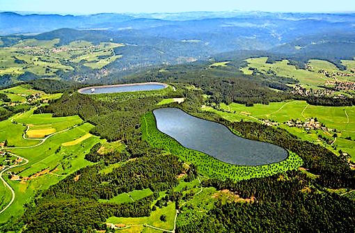 Auf dem Höhenrücken des Hotzenwaldes, direkt neben dem bestehenden Hornbergbecken (hinten), hätte das neue Oberbecken entstehen sollen. Foto: Schluchseewerk