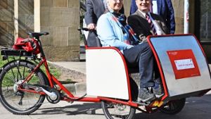 Ursula Marx und Jörg Kopecz genießen bei Sonne die Tour mit der Fahrrad-Rikscha. Daran, dass das Wetter auch beim Kirchentag mitmacht, haben sie keine Zweifel.  Foto: DEKT / Westermann