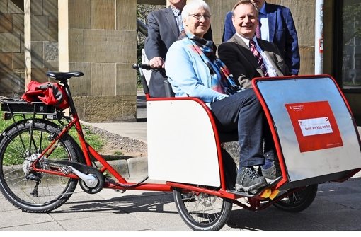 Ursula Marx und Jörg Kopecz genießen bei Sonne die Tour mit der Fahrrad-Rikscha. Daran, dass das Wetter auch beim Kirchentag mitmacht, haben sie keine Zweifel.  Foto: DEKT / Westermann