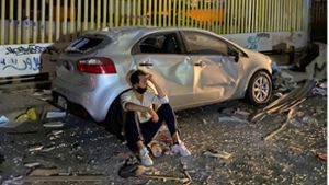 Der Stuttgarter Serkan Eren, Vorsitzender der privaten Hilfsorganisation Stelps (Stuttgart helps) ruht sich im zerstörten Beirut aus. Er hilft, Straßen zu räumen und Verletzte aus Häusern zu holen. Foto: Thore Schröder