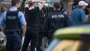 In der Nacht zum Sonntag sollen sich in Darmstadt mehrere Gruppen zu einer Attacke auf Sicherheitskräfte zusammengetan haben. Foto: dpa
