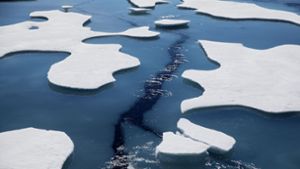 Gebrochenes Meereis ist zu sehen, nachdem der finnische Eisbrecher MSV Nordica auf der Nordwestpassage in der Victoria Strait im Arktischen Ozean gefahren ist. Foto: David Goldman/AP/dpa