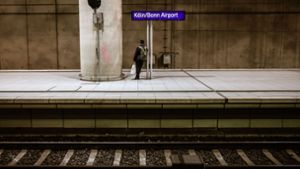 Ein Mann steht auf einem Bahnsteig am Flughafenbahnhof Köln/Bonn. Fahrgäste müssen deutschlandweit den ganzen Tag über erneut mit großen Einschränkungen im Personenverkehr rechnen. Foto: Oliver Berg/dpa