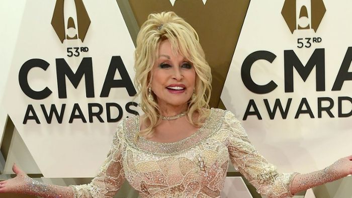 Dolly Parton möchte tot auf der Bühne umfallen