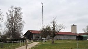 Weil die Landeswasserversorgung die Funkanlage auf dem Wasserturm (rechts)  nicht länger duldete, wurde am Neuwieshof in Krummhardt ein Interims-Funkmast aufgestellt. Foto: /Andreas Kaier