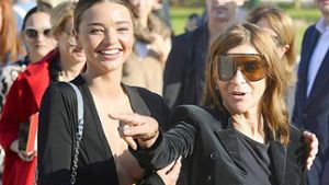 Miranda Kerr (links) und Carine Roitfeld auf dem Weg zu Show von Louis Vuitton während der Pariser Fashion Week. Foto: dpa