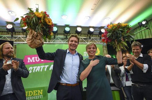 Ludwig Hartmann und Katharina Schulze lassen den grünen Teppich fliegen. Foto: dpa
