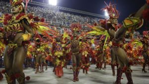 Eine der größten Karneval-Partys der Welt wird in Rio de Janeiro gefeiert. Die Sambaschulen zeigen ihr Können und treten gegeneinander an. Foto: AP
