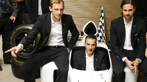 Scheint schnelle Autos zu lieben: VfB-Spieler Sercan Sararer (Mitte, mit Georg Niedermeier (links) und Martin Harnik). Foto: Pressefoto Baumann
