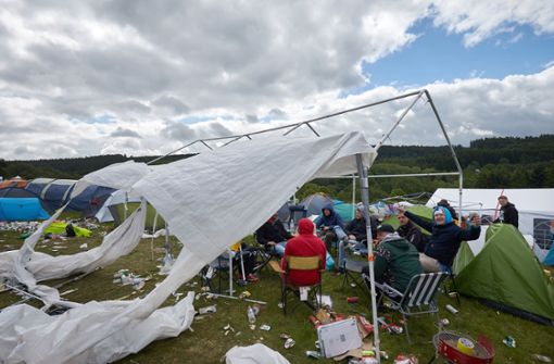 Auch ein Sturm kann Festival-Besuchern bei Rock im Ring nicht die Laune verderben. Foto: Thomas Frey/dpa