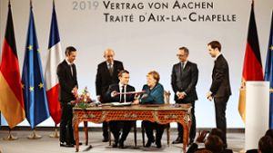 Deutsch-französische Freundschaft neu aufgelegt: Kanzlerin Merkel und Präsident Macron haben den Vertrag von Aachen unterschrieben –  ebenso der deutsche Außenminister Heiko Maas  (rechts neben Merkel) und sein französischer Amtskollege  Jean-Yves Le Drain (links hinter Macron). Foto: AFP