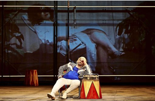 Ein Zirkusdirektor will sesshaft werden – damit fängt alles an im neuen Stuttgarter Ring: Goran Juric als Wotan im „Rheingold“. Foto: Matthias Ba