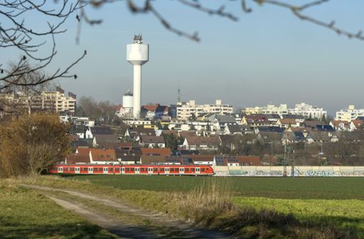 Das landeseigene Gelände, um das es geht, befindet sich auf Ludwigsburger Gemarkung, die Zufahrt wäre jedoch nur über Tamm (hier der Stadtteil Hohenstange mit dem Wasserturm) und Asperg möglich. Foto: Simon Granville
