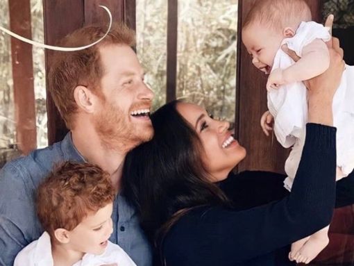 Prinz Harry und Herzogin Meghan mit ihren beiden Kindern Archie und Lilibet. Foto: ddp/STELLA Pictures