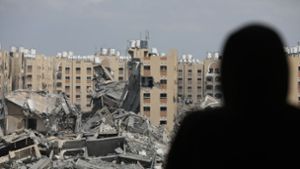 Palästinenser inspizieren die Schäden an den zerstörten Gebäuden in Hamad City nach dem israelischen Angriff auf Chan Junis. Foto: Naaman Omar/APA Images via ZUMA Press Wire/dpa