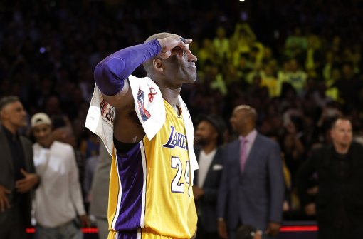 Kobe Bryant salutiert seinen Fans. Foto: AP