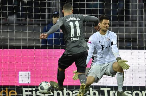 Adam Zrelak erzielt das 3:1 gegen Bayern-Keeper Sven Ulreich. Foto: imago images/Zink/Sportfoto Zink /